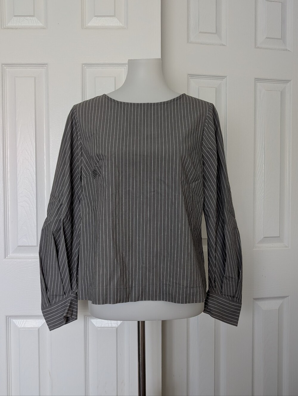 Women's Gray Pinstripe Balloon-Sleeve Blouse